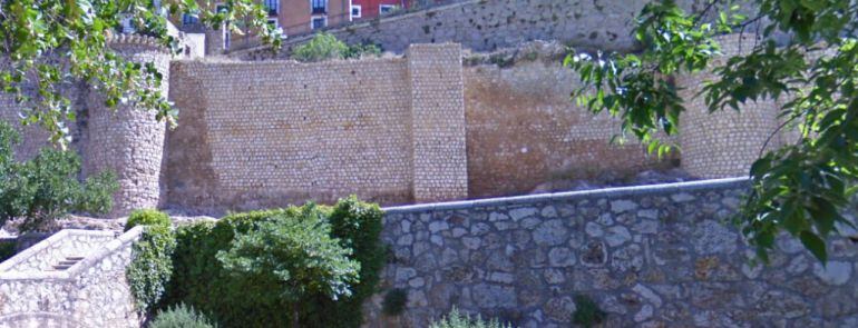 Paño de muralla frente al parque del Huécar.