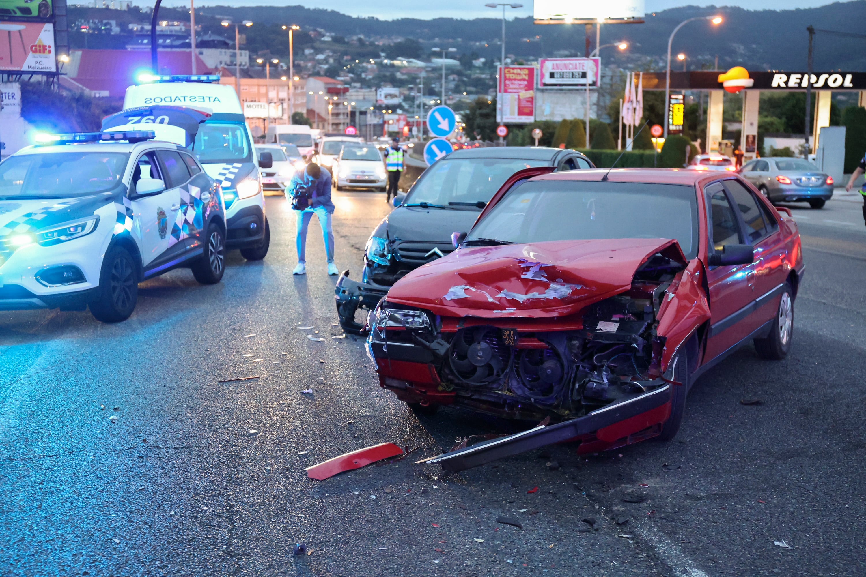 La Avenida de Madrid, en Vigo, ha sido escenario de importantes retenciones a primera hora de la mañana de este miércoles a causa de un accidente múltiple en el que se vieron involucrados tres vehículos y que se saldó con una persona herida y trasladada al hospital. El siniestro tuvo lugar en la confluencia entre la Avenida de Madrid y la calle Laurel poco antes de las ocho de la mañana cuando el conductor de un vehículo en el que viajaban estudiantes, que iba guiado por la aplicación Google Maps, realizó un giro a la izquierda desde la Avenida de Madrid. EFE/Sxenick