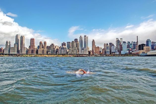 El nadador Jorge Crivillés dando la vuelta a la isla de Manhattan