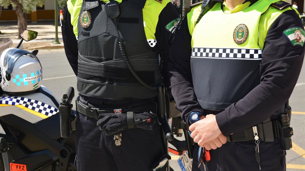 Dos policías locales salvan la vida de una niña en Bormujos