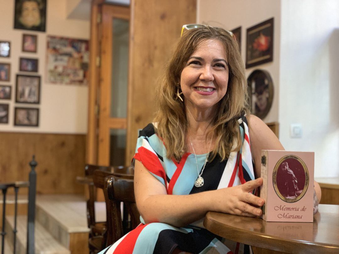 Meli Agulló sonríe con la caja en la que le han entregado el disco duro con el archivo privado digitalizado de su madre