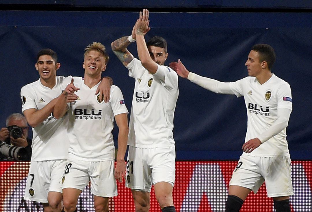 Los jugadores del Valencia celebran uno de los goles