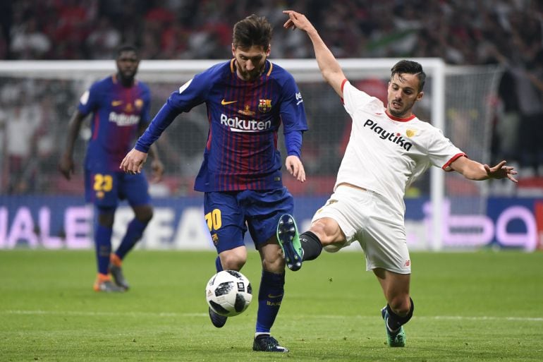 Messi y Sarabia, en un encuentro entre el Barcelona y el Sevilla