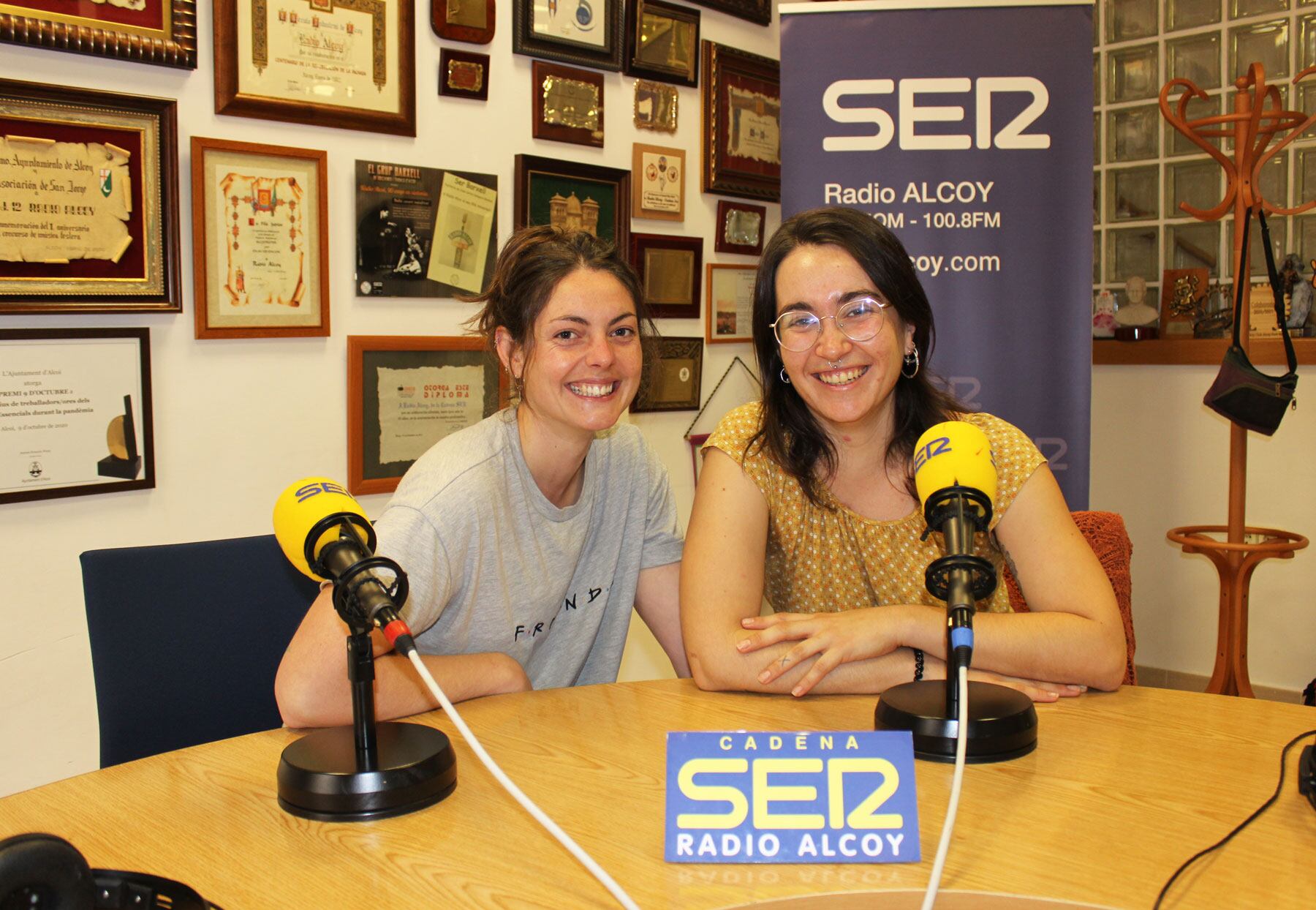 Helena Casanova y Elisa Silvestre, en el estudio central de Radio Alcoy