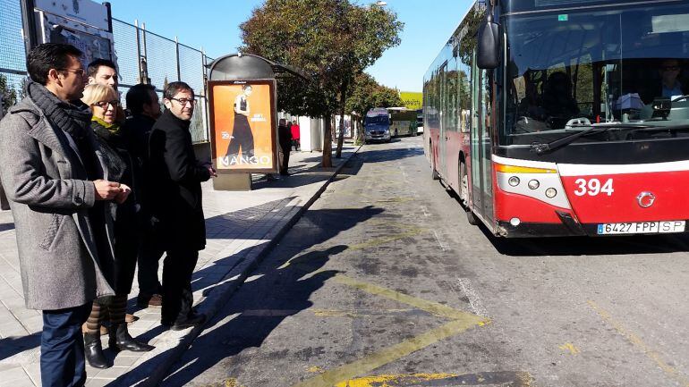 Los concejales del PSOE de Granada visitan la calle Marín Ocete por donde pasan 500 autobuses al día