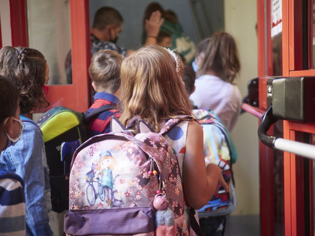 Niños entran a un colegio