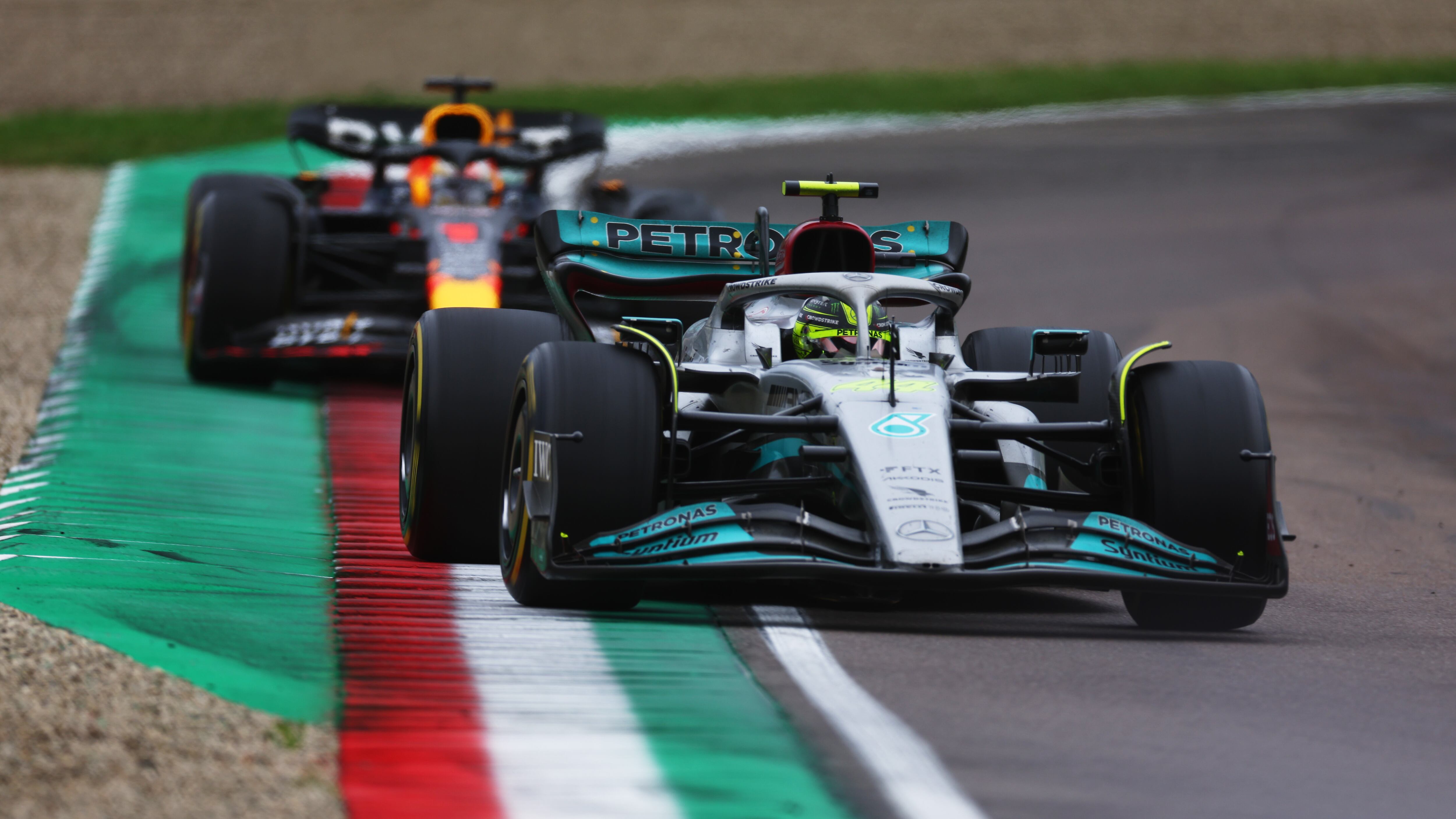 Lewis Hamilton y Max Verstappen, durante el Gran Premio de la Emilia Romagna