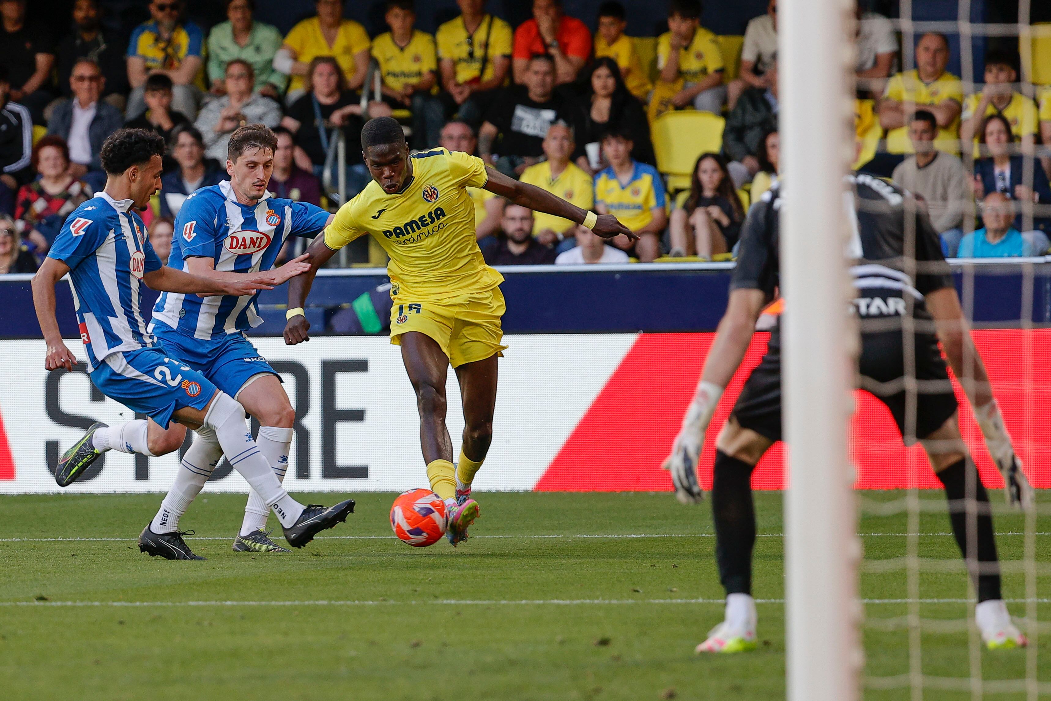 VILLARREAL, 27/04/2025.- El centrocampista del Villarreal Nicolás Pepe (c) con el balón ante los jugadores del Espanyol durante el partido de Liga que disputan este domingo en el estadio La Cerámica de Villarreal. EFE/ Manuel Bruque