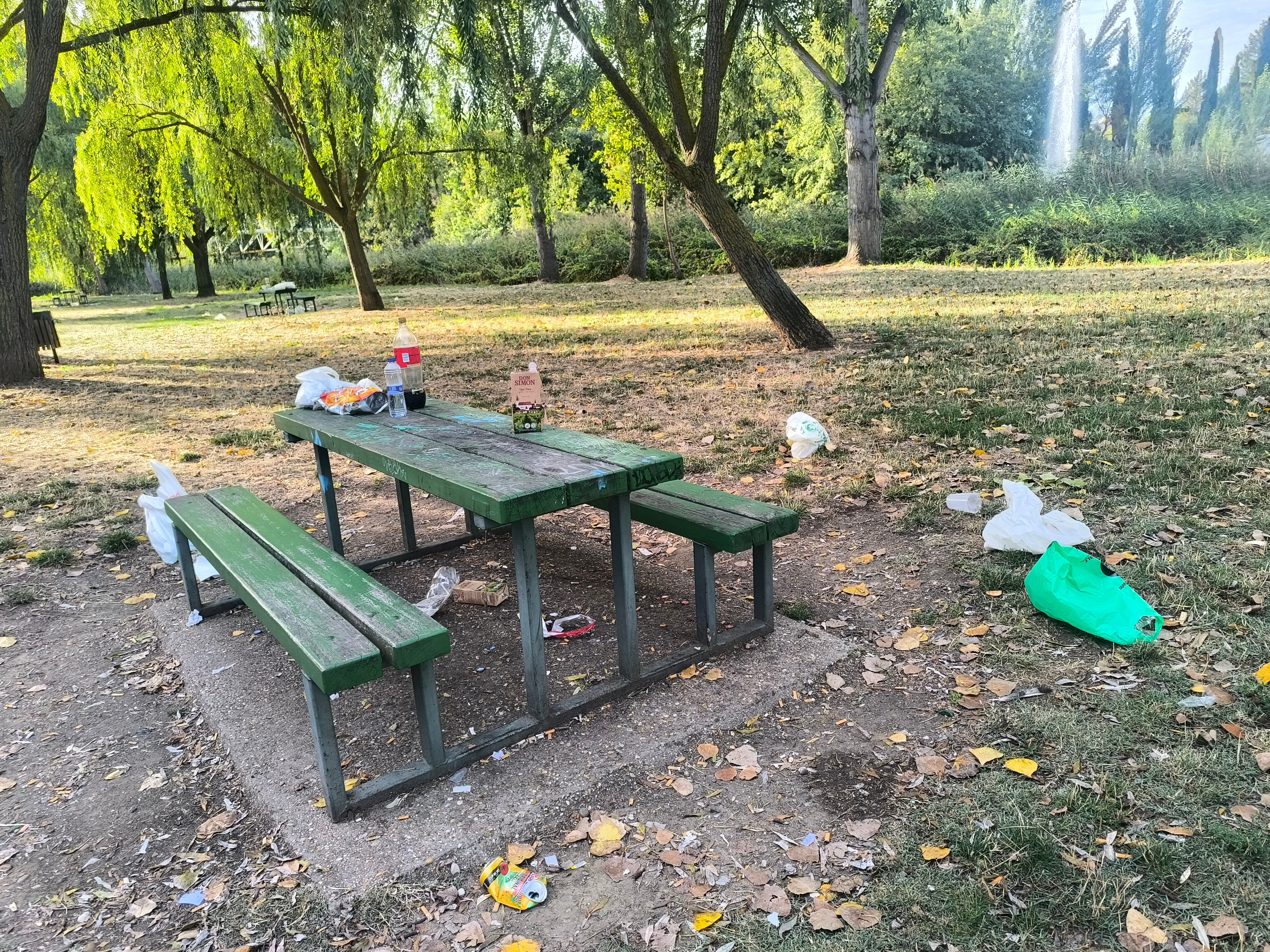 Así amanece la zona de &quot;mesitas&quot; cada fin de semana