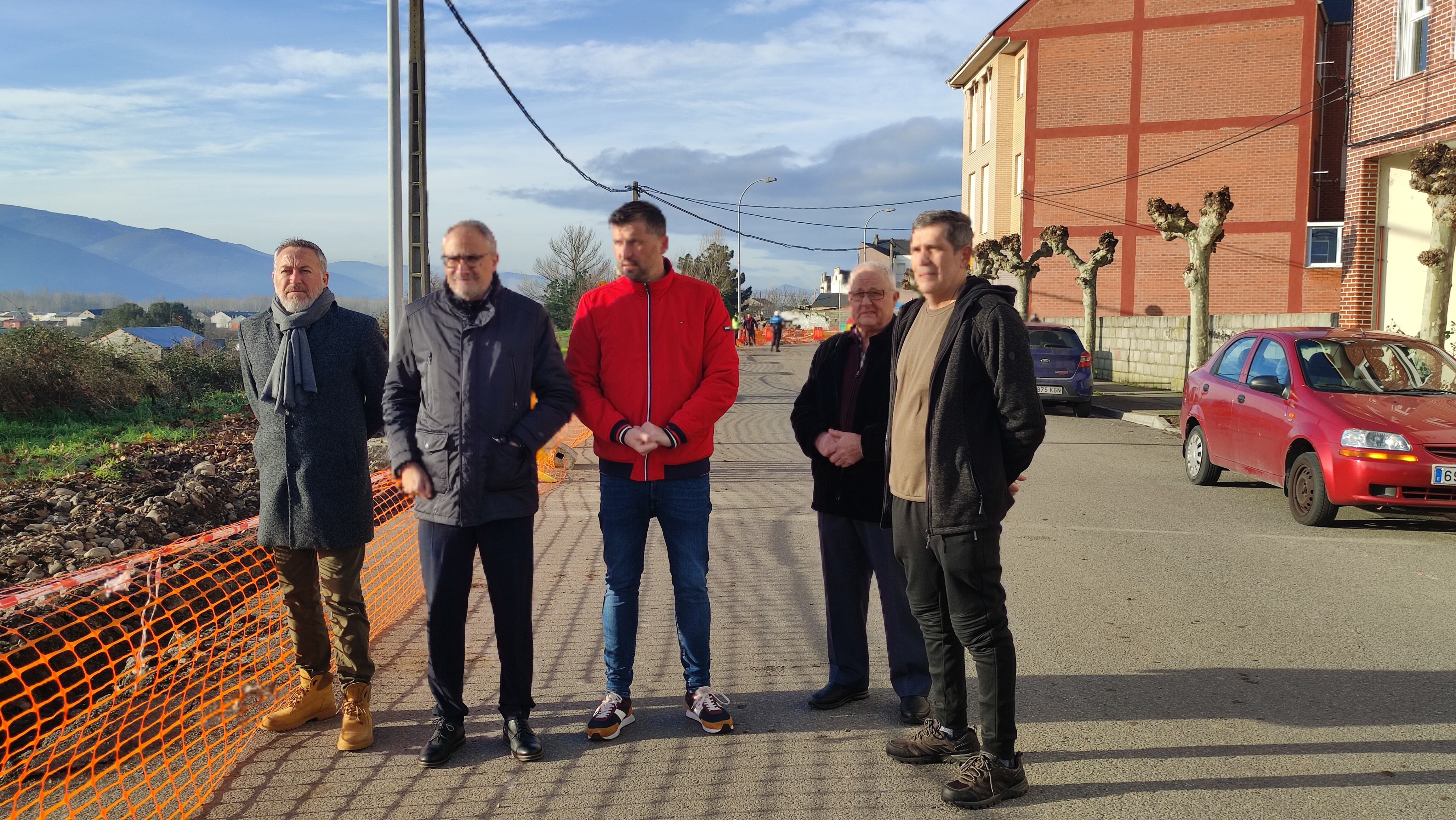 El alcalde y algunos concejales visitando las obras
