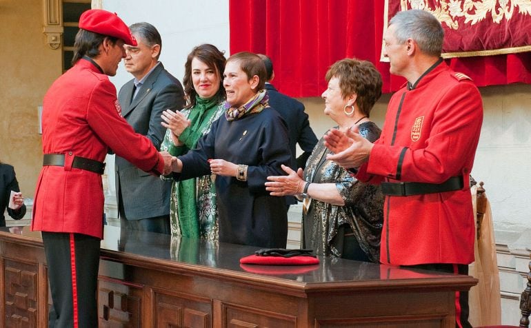 Entrega de un reconocimiento a un agente durante la celebración del Día de la Policía Foral