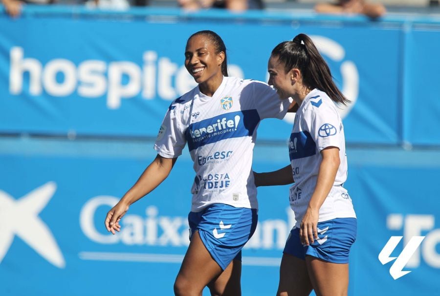 Thais Ferreira (izquierda), en un partido de la Liga F con el Costa Adeje Tenerife.