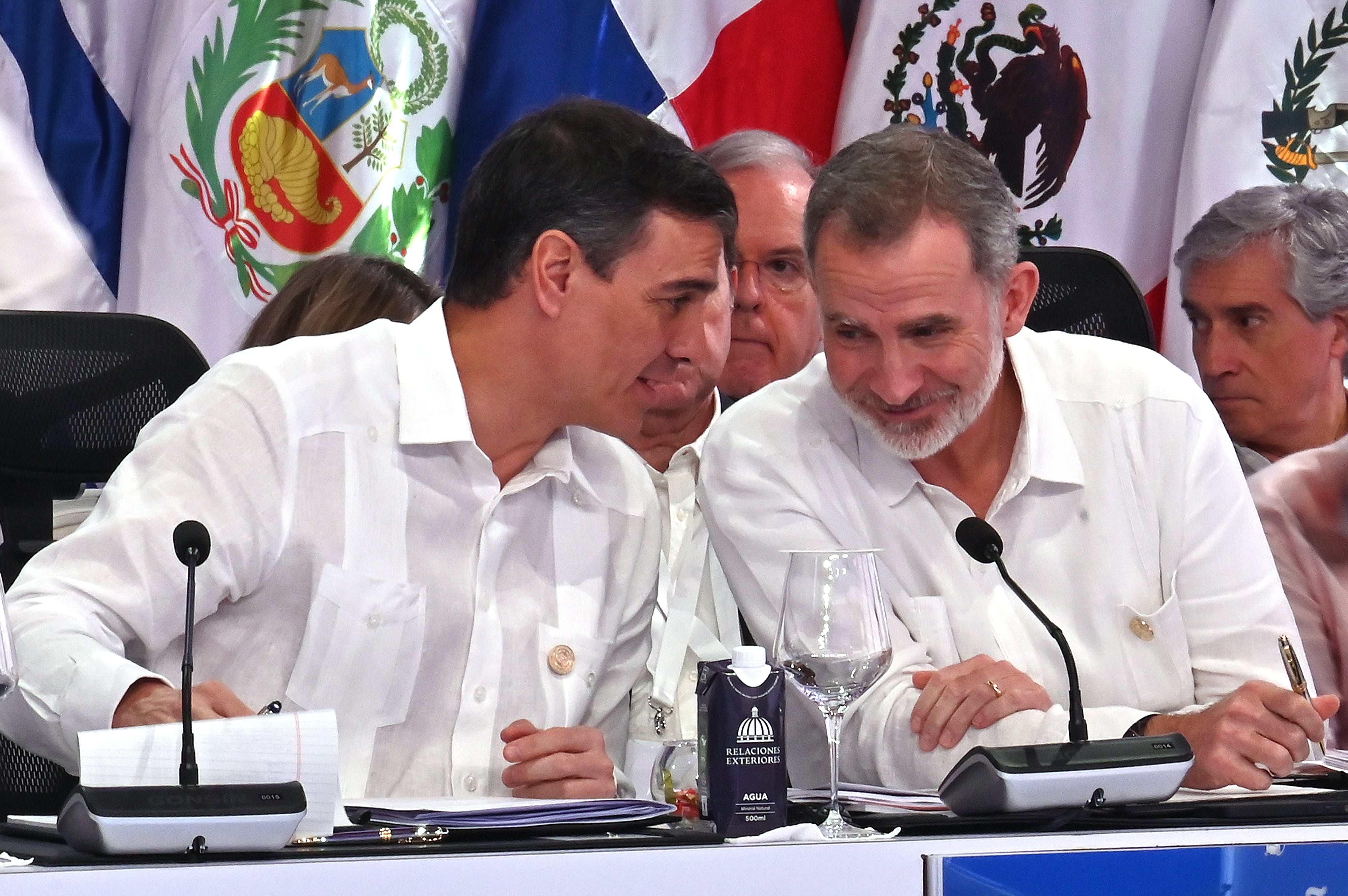 El rey Felipe VI, junto al presidente del Gobierno de España, Pedro Sánchez (i), participan hoy en la XXVIII Cumbre Iberoamericana de Jefes de Estado y de Gobierno, en Santo Domingo)