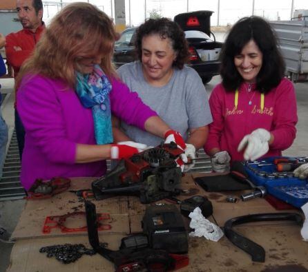 Tres alumnas durante uno de los cursos de formaci&oacute;n.