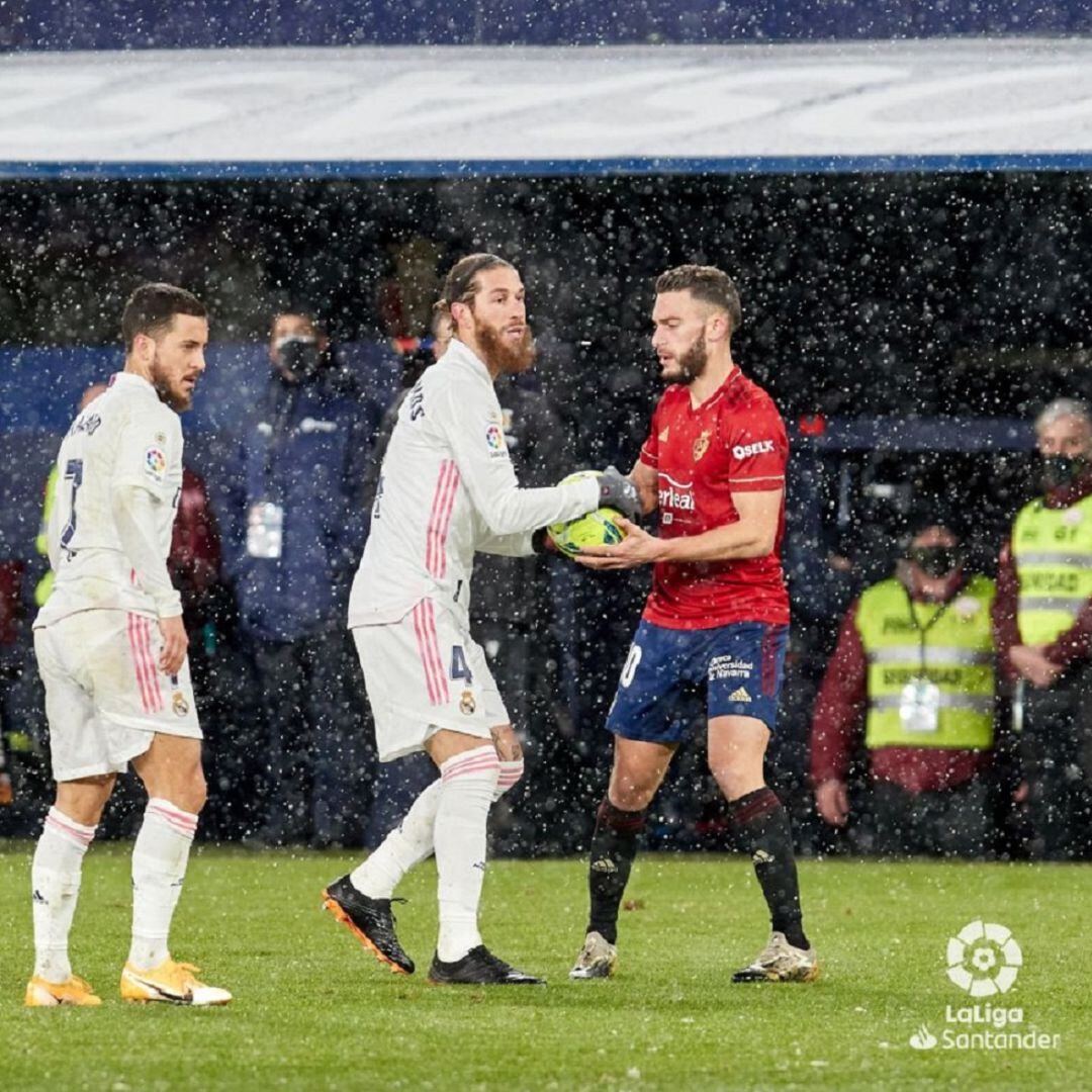 Torres y Ramos disputan un balón en el Sadar con la nieve de testigo 