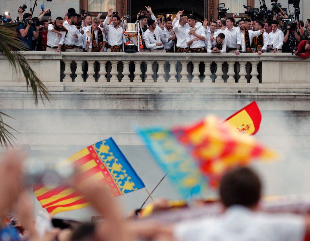 Los jugadores del Valencia CF celebran desde el balcón del Ayuntamiento de la Ciudad el título de la Copa del Rey 