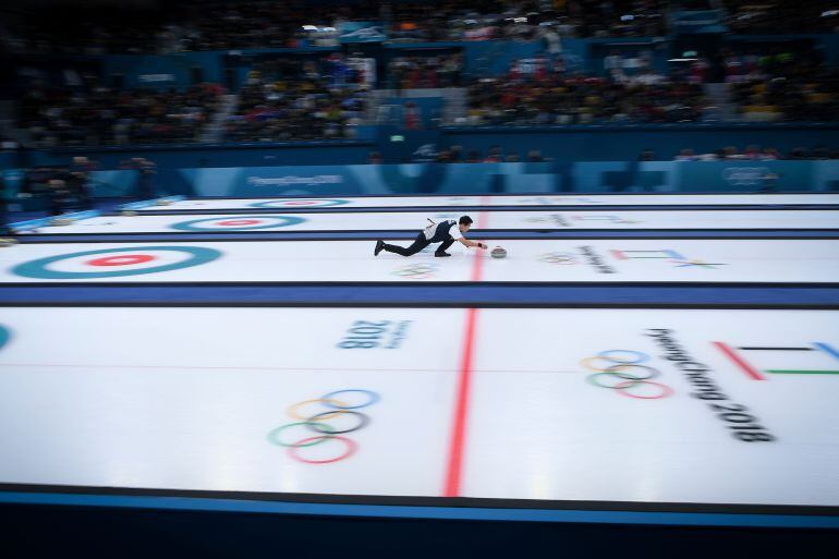 El surcoreano Lee Kijeong participa en curling 