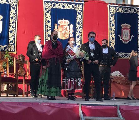 La Dulcinea 2021 junto a la alcaldesa y el presidente de la Hermandad de Pandorgos