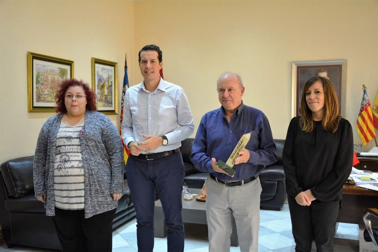 Reconocimiento del alcalde de Elda al ex director del IES La Torreta 