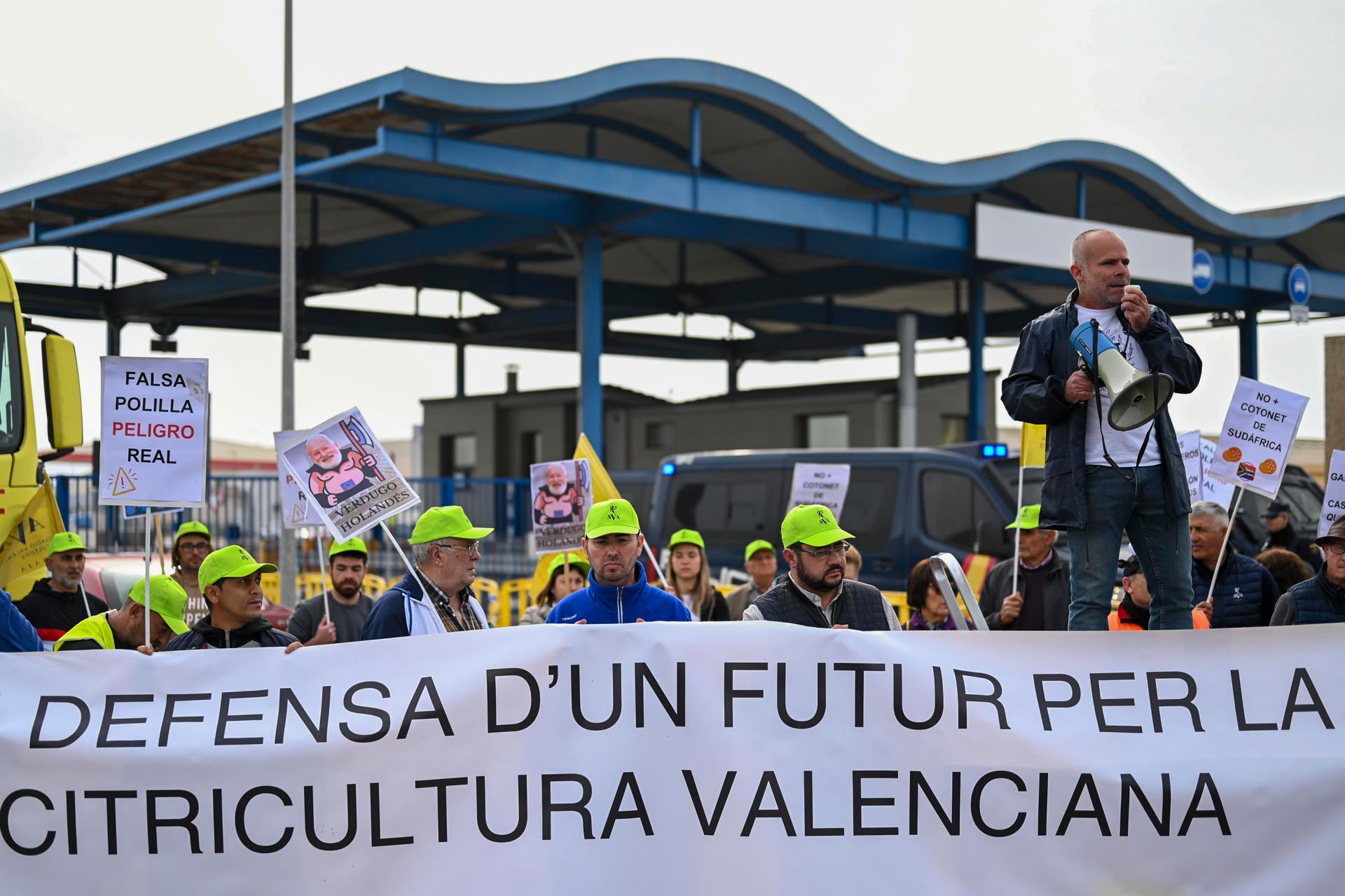 GRAFCVA8360. CASTELLÓN DE LA PLANA, 15/02/2024.- El secretario general de la Unió Llauradora i Ramadera, Carles Peris, se dirige a los asistentes a la primera protesta conjunta de las principales organizaciones agrarias en la Comunitat Valenciana, ante el Puerto de Castellón, contra la competencia desleal de países terceros y la entrada de plagas y enfermedades, y para demandar un mayor control fitosanitario de las producciones procedentes de países terceros, reciprocidad en todos los nuevos acuerdos comerciales de la UE con terceros países, así como una revisión y un estudio del impacto de los acuerdos en vigor, sobre todo de Egipto, Sudáfrica y Marruecos. EFE/Andreu Esteban
