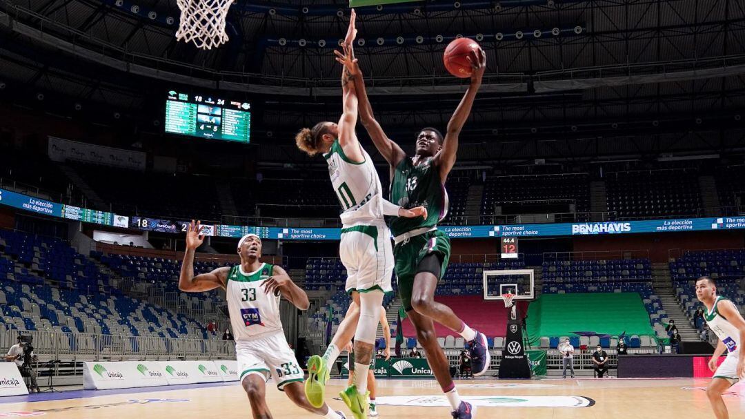 Yanis Nzosa ante el Nanterre