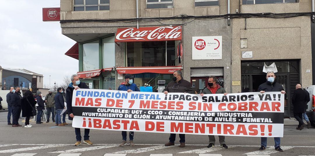 Los trabajadores durante la protesta llevada a cabo delante de la sede de UGT. 