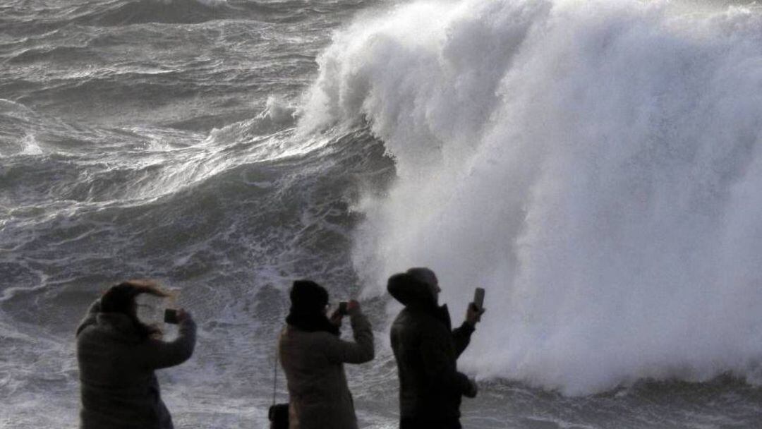 El mal tiempo en el mar persistirá aún unas horas.