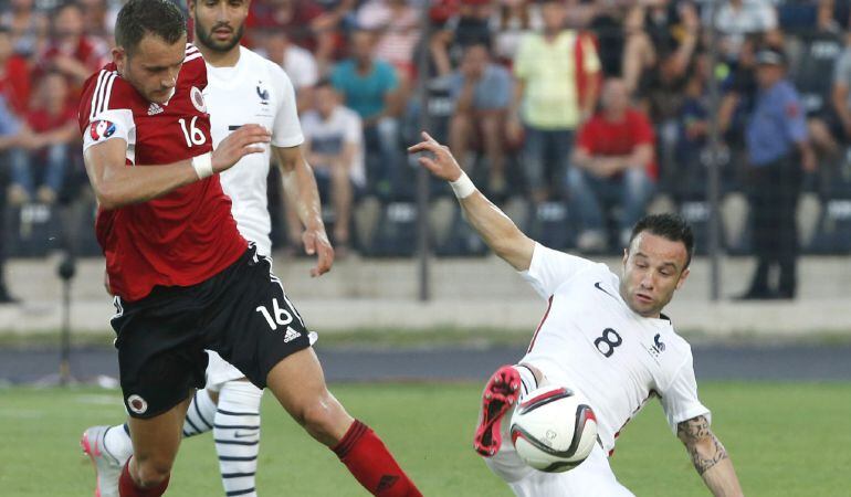 . Elbasan (Albania), 13/06/2015.- French national soccer team player Mathieu Valbuena (R) in action against Sokol Cikalleshi of Albania during the friendly soccer match Albania vs France in Elbasan, Albania, 13 June 2015. (Futbol, Amistoso, Francia) EFE/EPA/ARMANDO BABANI