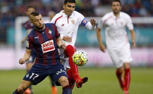 Reyes pelea un balón con Juncá