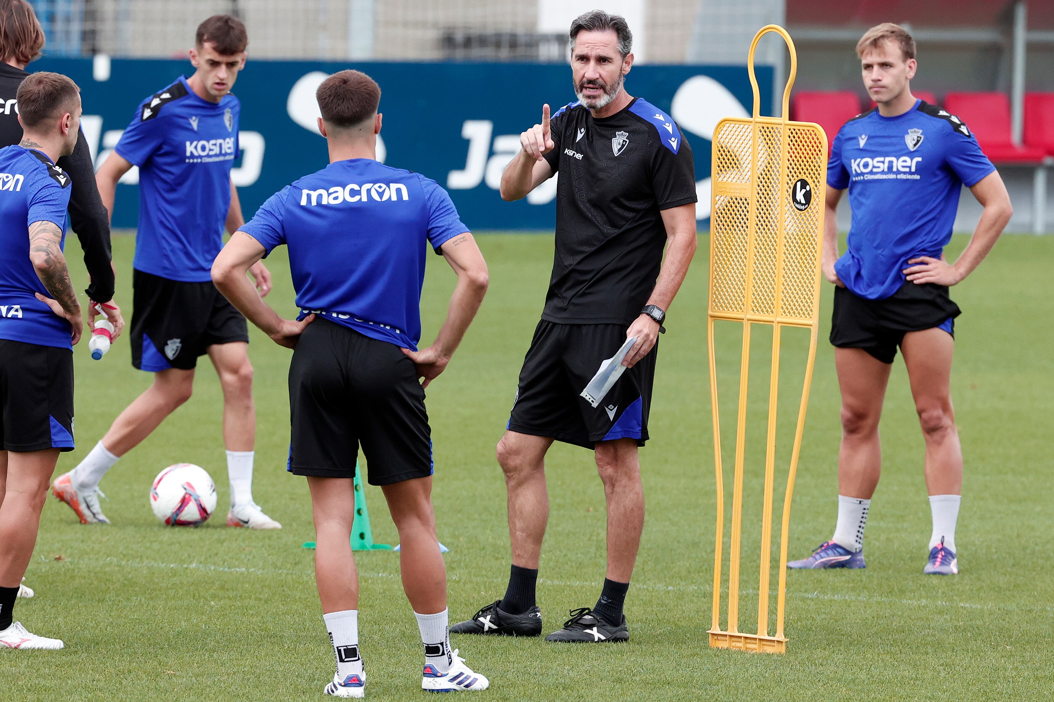 El entrenador de Osasuna Vicente Moreno dirige a sus jugadores durante un entrenamiento en las instalaciones de Tajonar