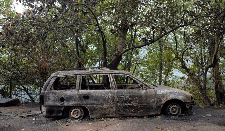 Un coche quemado por un incendio forestal en Galicia