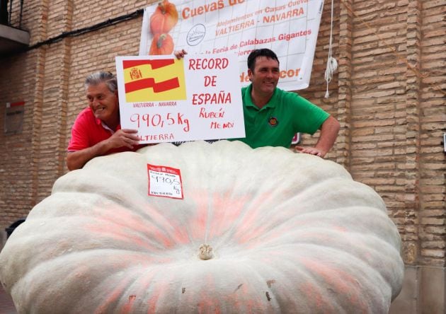 Rubén Mendi, con su calabaza gigante de 990,5 kilos.