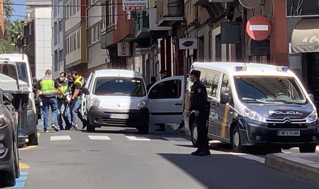 El detenido por uno de los homicidios en una vivienda de la calle Pérez del Toro, en Las Palmas de Gran Canaria, sale con los agentes tras reconstruir los hechos 