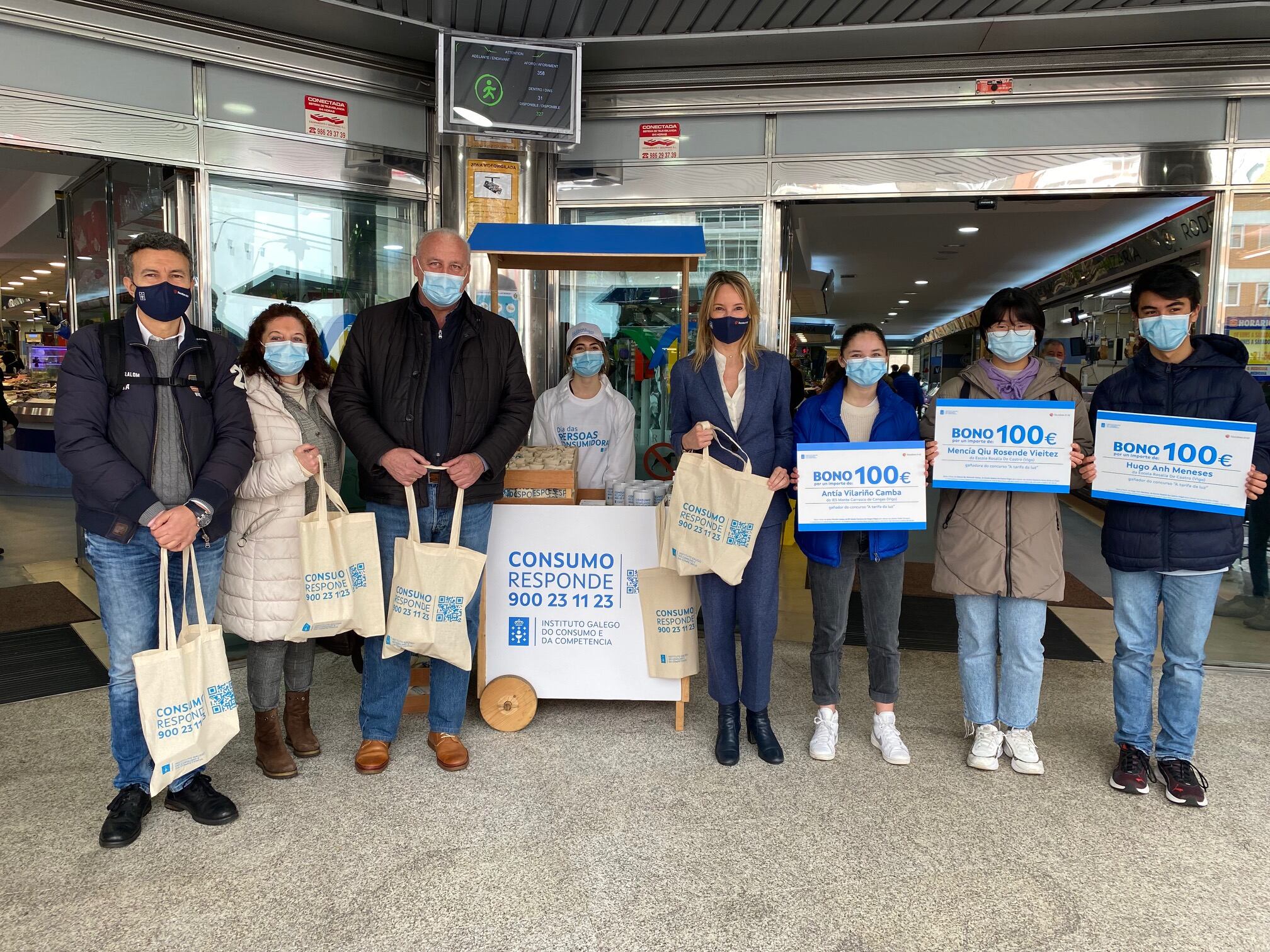 Tapias hizo entrega de bonos de 100 euros al alumnado del Rosalía de Castro de Vigo y del IES Monte Carrasco de Cangas premiado en el concurso “A Tarifa da Luz”