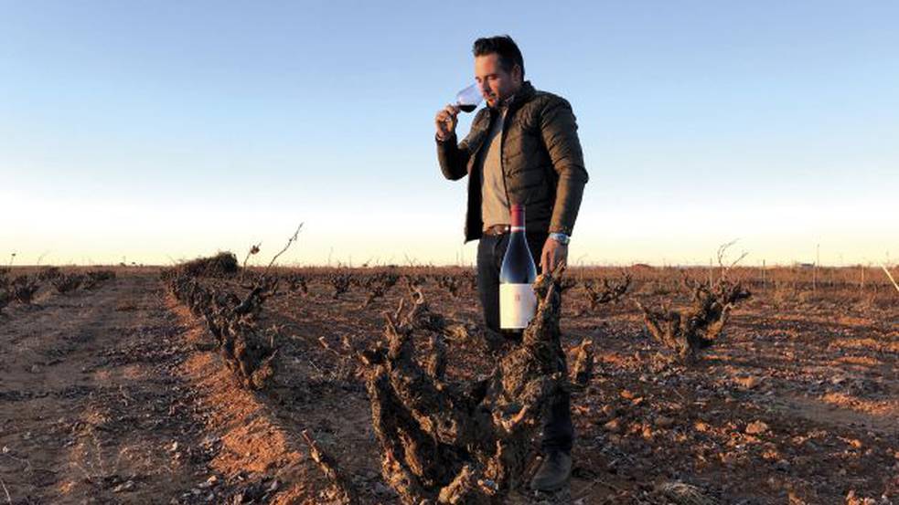 Lorenzo López, copropietario de la bodega La Niña de Cuenca en uno de sus viñedos.