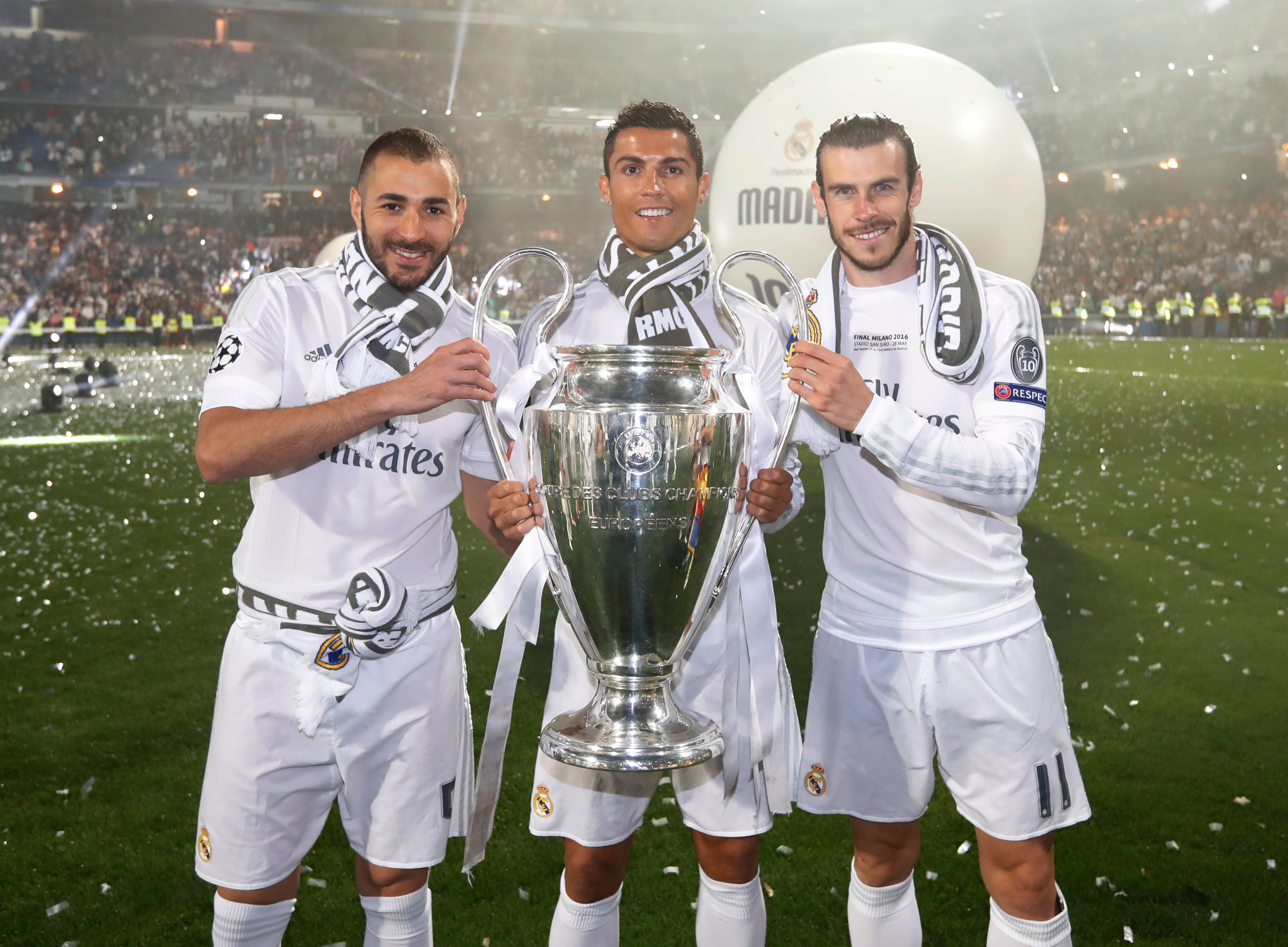 Karim Benzema, Gareth Bale y Cristiano Ronaldo, posan con la Copa de Europa