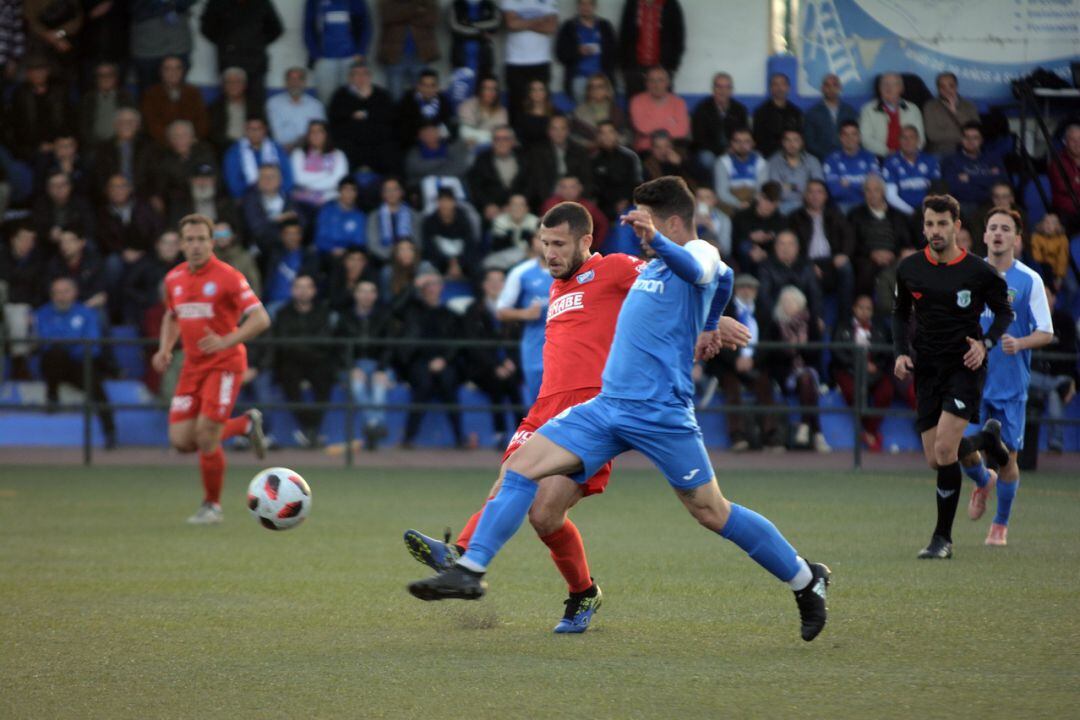 Álex Colorado durante el partido ante el CD Guadalcacín esta temporada 
