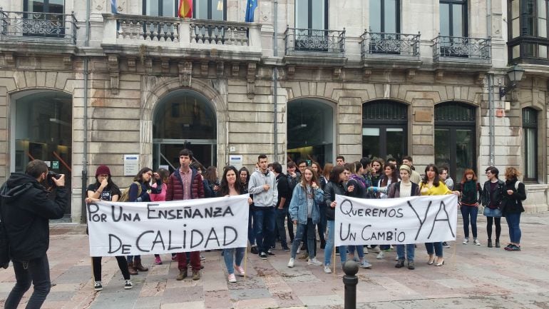 La Asociación de Estudiantes del Conservatorio Superior de Música del Principado de Asturias se moviliza ante en centro, en Oviedo, piden mejoras educativas y denuncian acoso psicológico por parte de varios profesores.