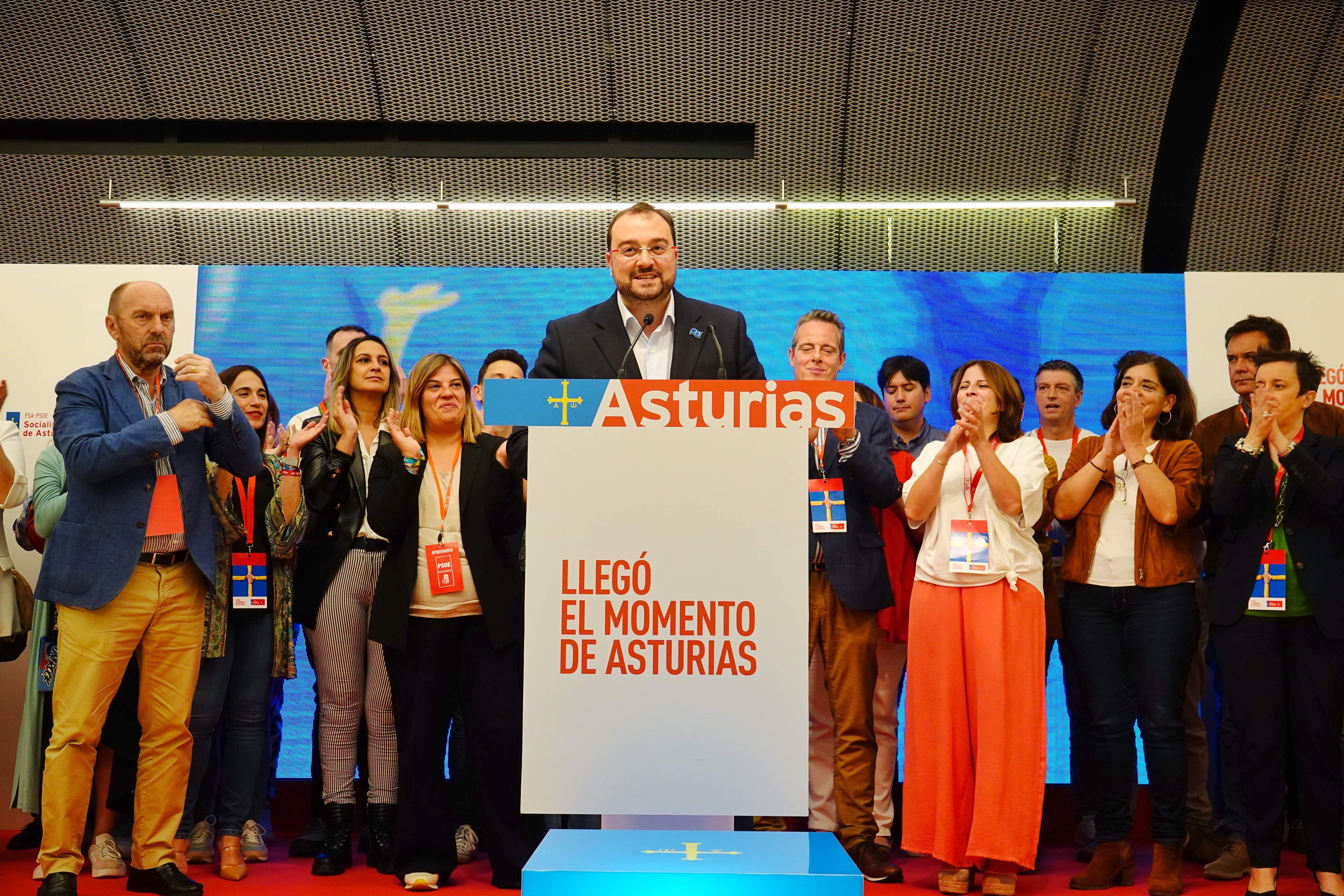 Adrián Barbón festeja su victoria electoral en la sede de la Federación Socialista Asturiana