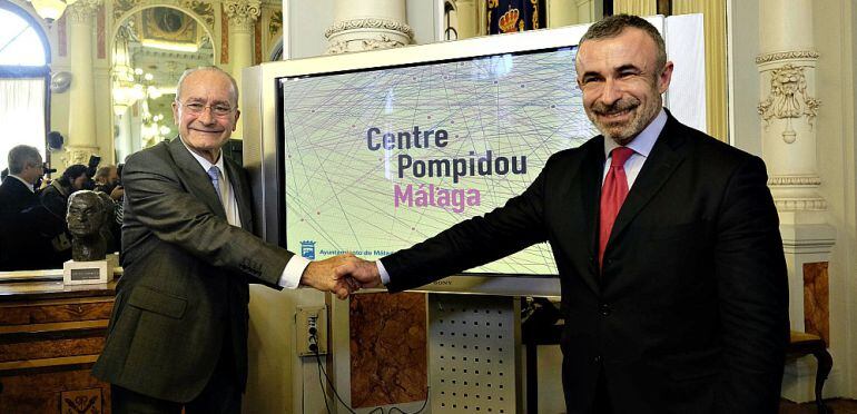 El alcalde de Málaga, Francisco de la Torre, y el presidente del Centro Prompidou, Alain Seban, durante la presentación de la imagen corporativa del Pompidou de Málaga