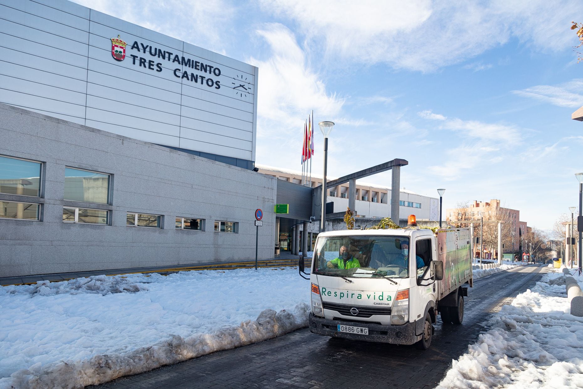 El Ayuntamiento de Tres Cantos rodeado de nieve tras un temporal