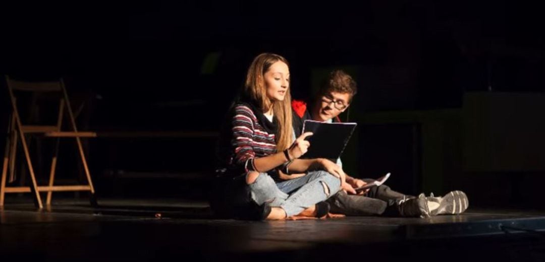 Momento de la preparación del montaje teatral &#039;Caídos del cielo&#039; a cargo de alumnos de la &#039;Cruz Novillo&#039; en 2016.