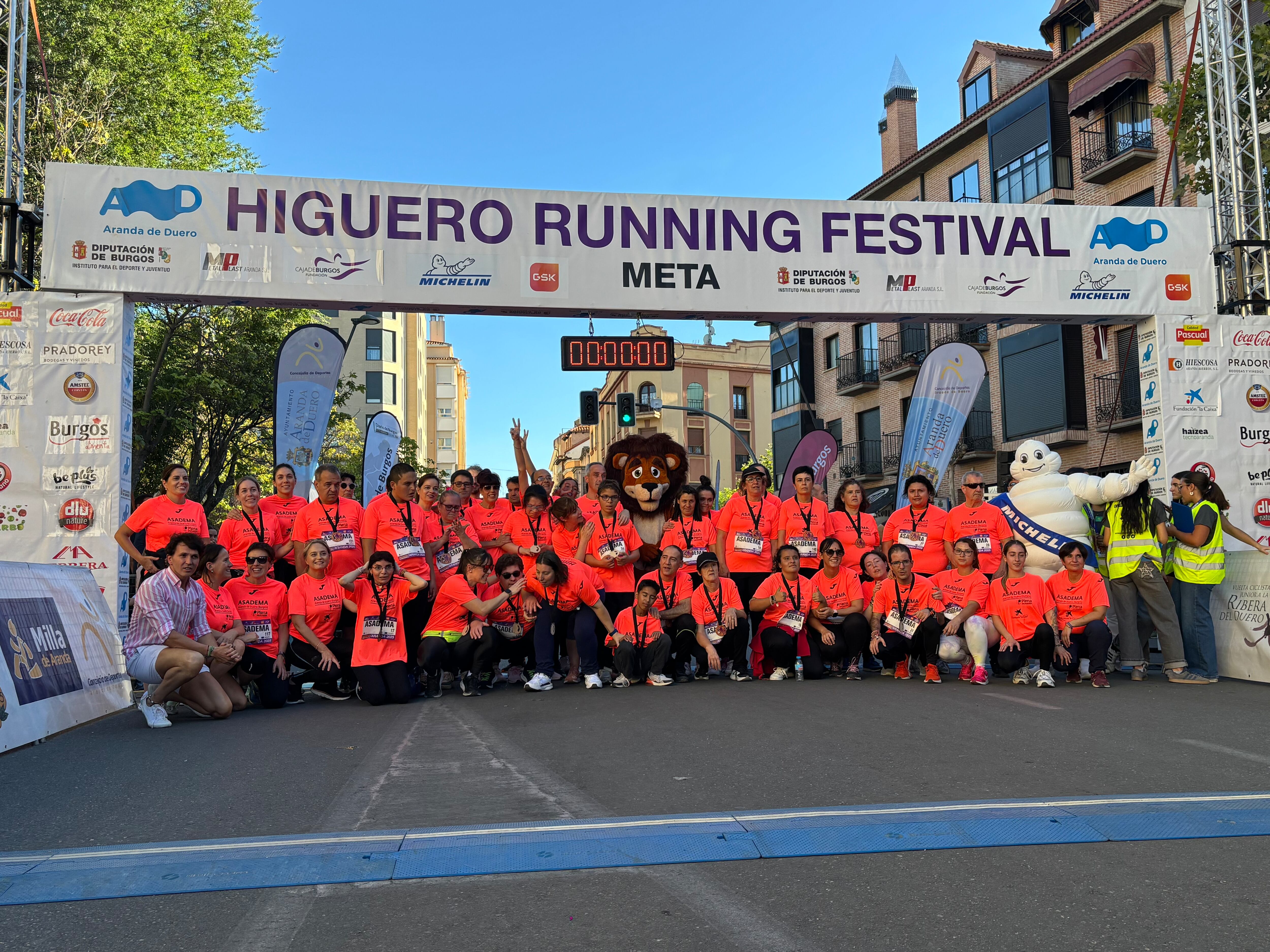 Atletas adaptados posan con voluntarios