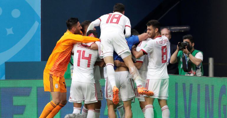 Los jugadores de Irán celebran el gol ante Marruecos