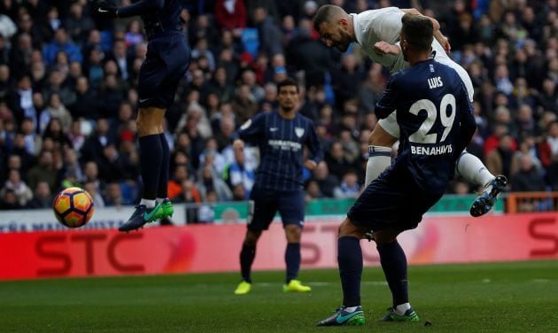 El francés Benzema intenta marcar en los primeros minutos del partido.