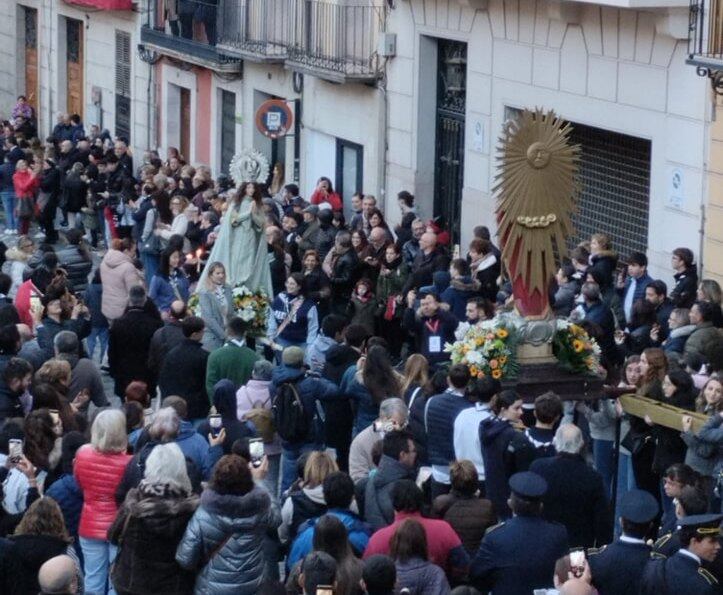 El instante en el que la Virgen María, tras llevarla corriendo por la calle San Nicolás, se encuentra con el Cristo Resucitado.