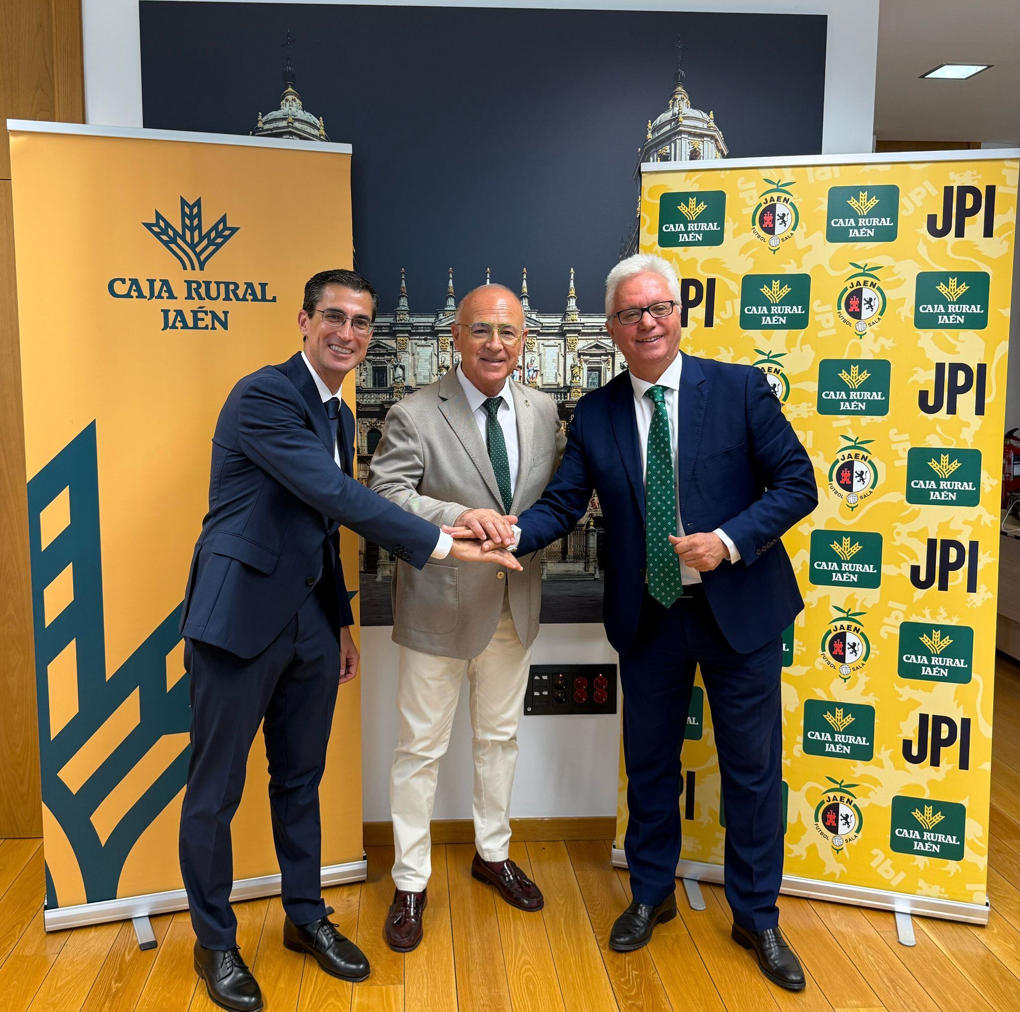 Foto (de izquierda a derecha): Fernando Planelles Carazo (director general de Caja Rural de Jaén), Germán Aguayo (presidente del Jaén Paraíso Interior de Fútbol Sala), Juan Gallego Cobo (director de sucursales de Caja Rural de Jaén)
