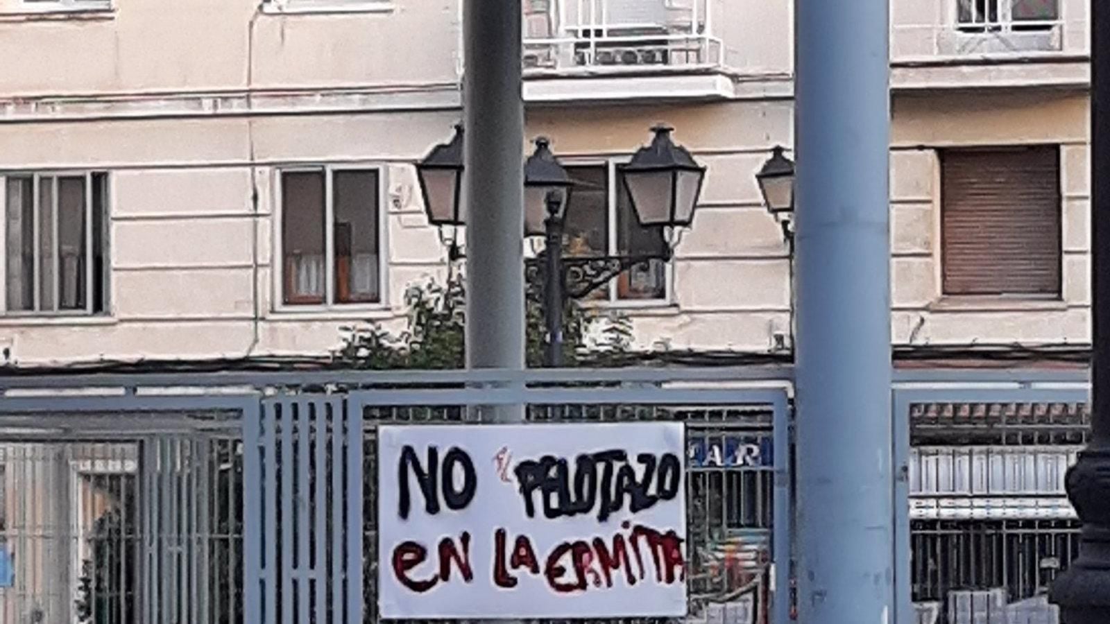 Imagen de una pancarta en contra del proyecto de la Ermita del Santo