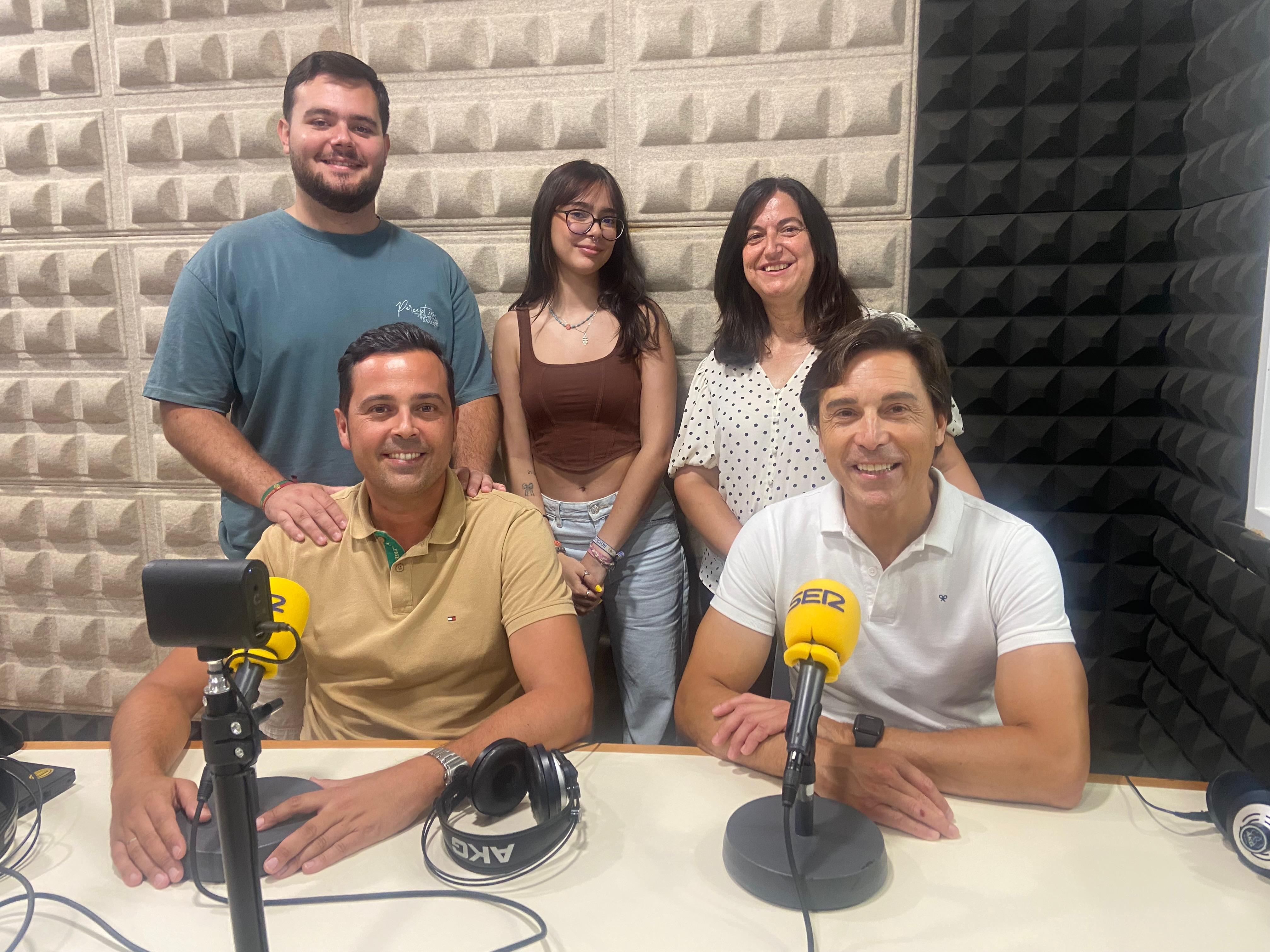 Profesores y alumnos del colegio Salesianos de Morón visitan los estudios de Radio Morón para informarnos sobre su oferta educativa