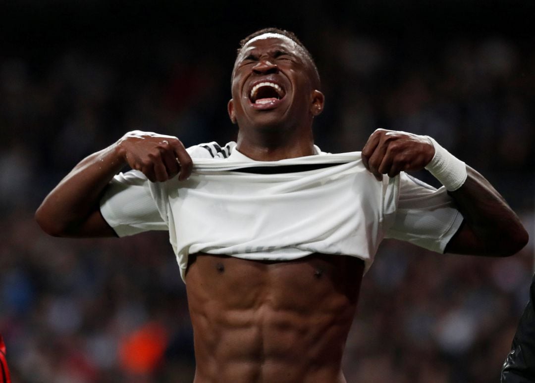 Vinicius, cuando tuvo que retirarse del campo en el partido ante el Ajax de la Liga de Campeones.